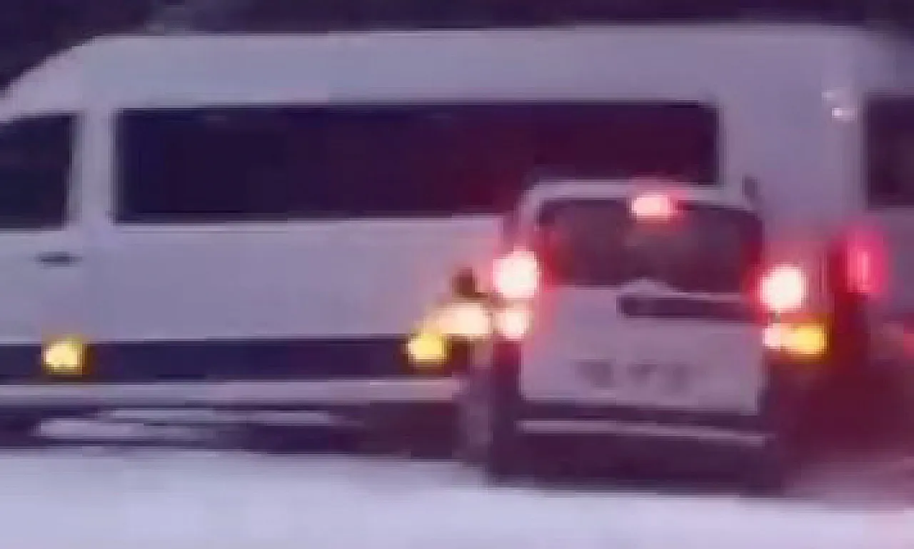 Karlı yolda duramayan araç minibüse çarptı