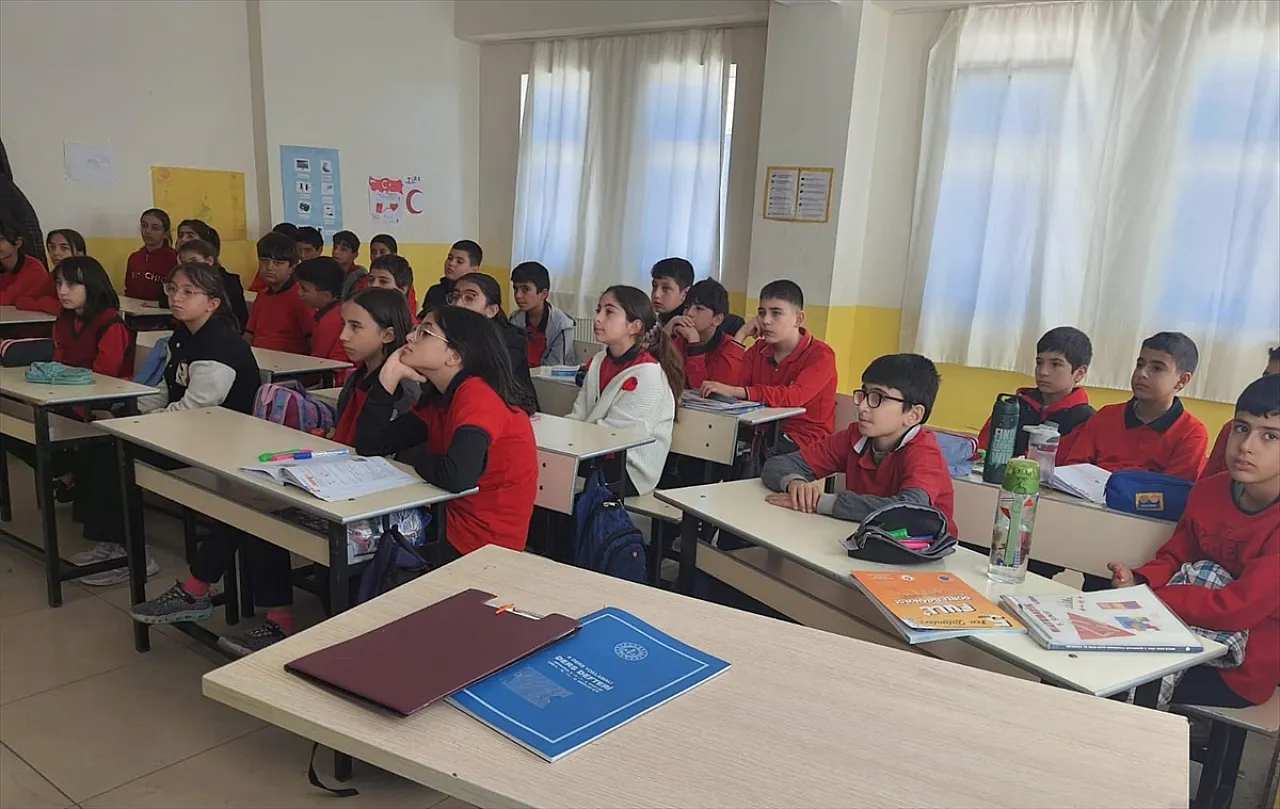 Elazığ Ağın İlçesinde Öğrencilere Trafik Eğitimi: Trafik Güvenliği Bilinci Artıyor