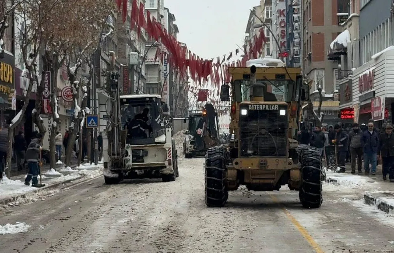 Esnafın yüzü güldü, yollar nefes aldı: Elazığ'da kar temizliği tam gaz