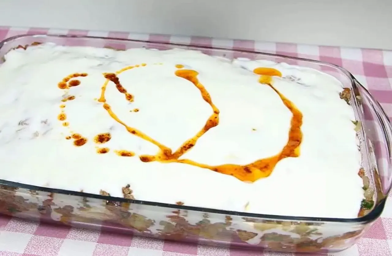 Bayat ekmekleri değerlendirmenin lezzetli yolu! Patlıcan yatağında ekmek kebabı tarifi!