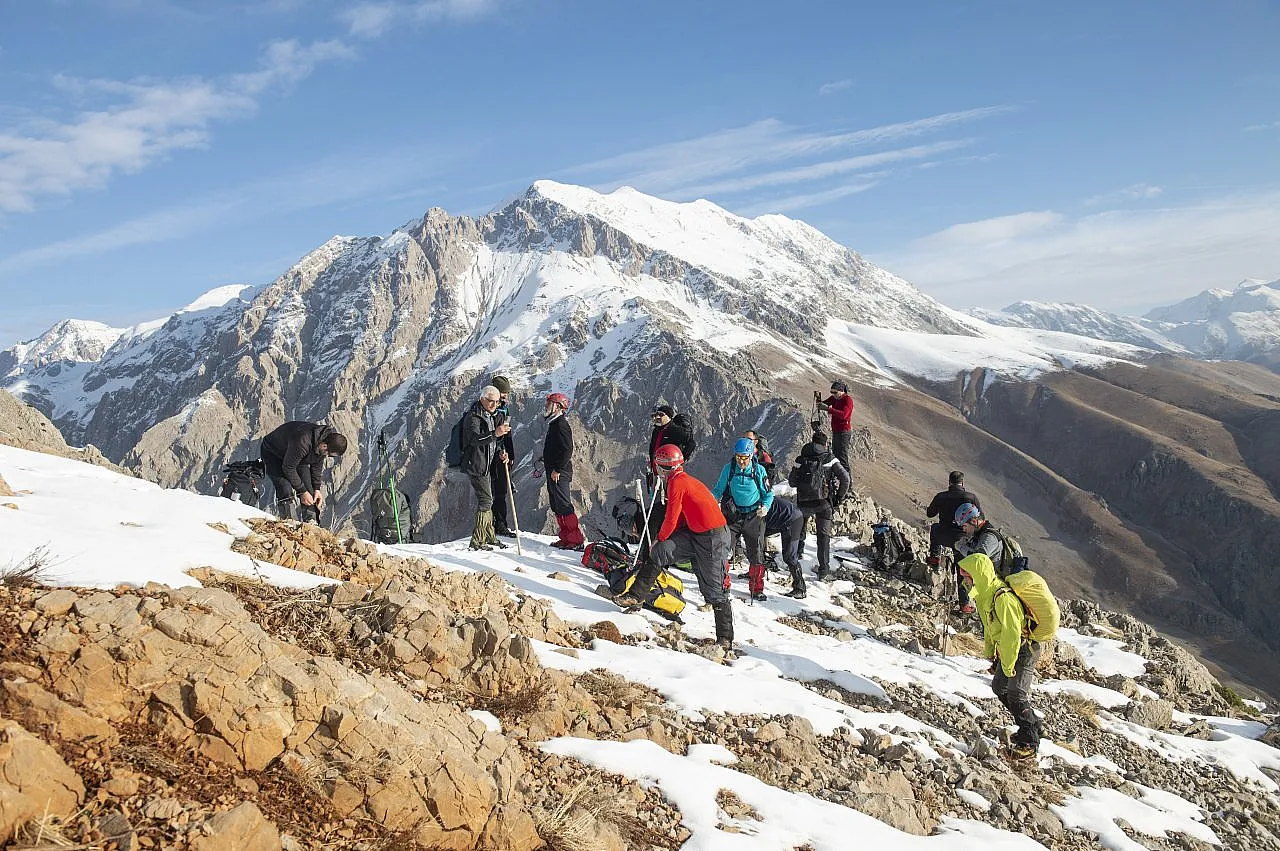 Tunceli'nin 3 bin rakımlı zirveleri, çevre illerden dağcıları ağırlamaya başladı