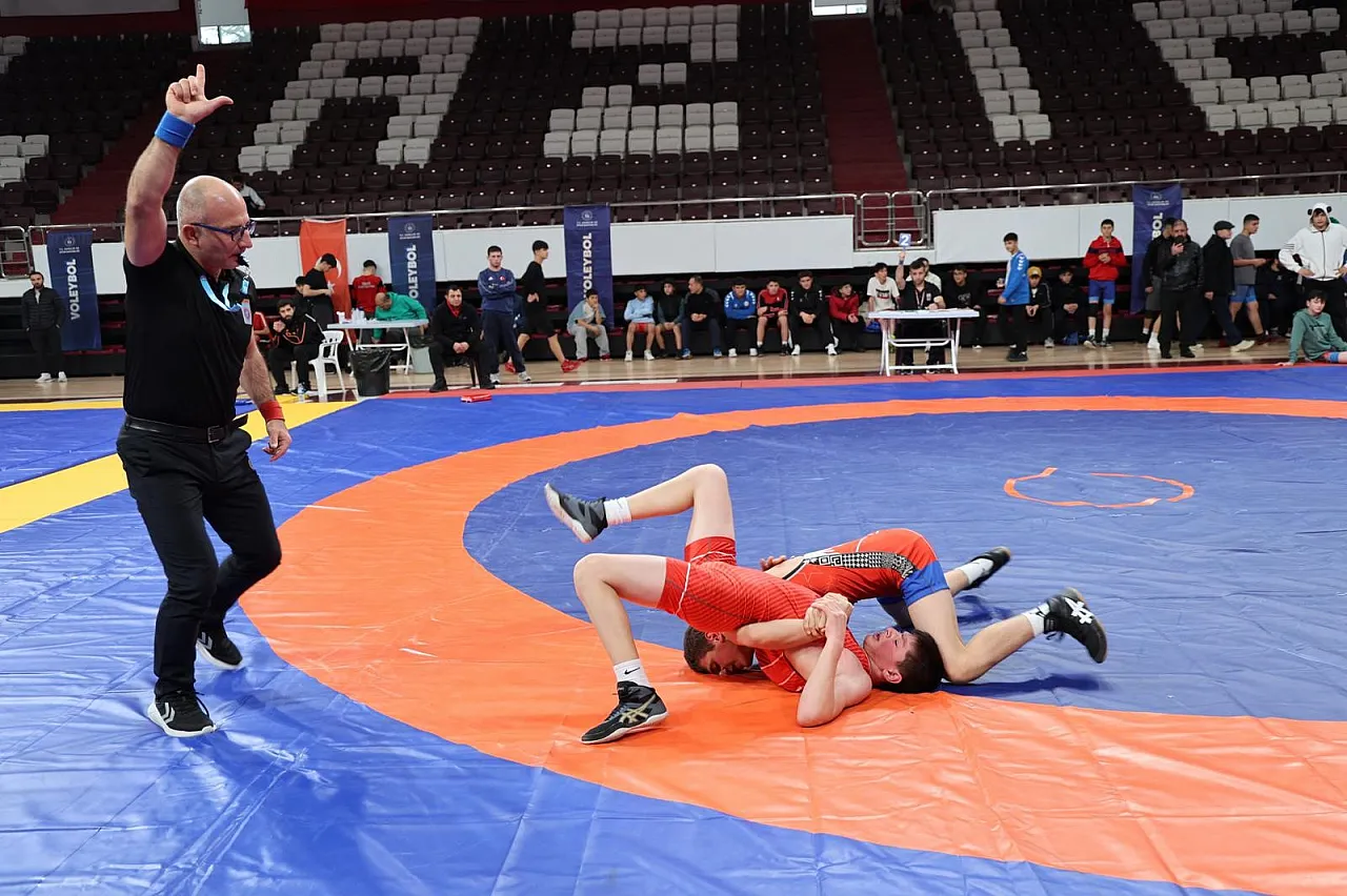 Gençler Güreş Müsabakaları Elazığ'da sürüyor