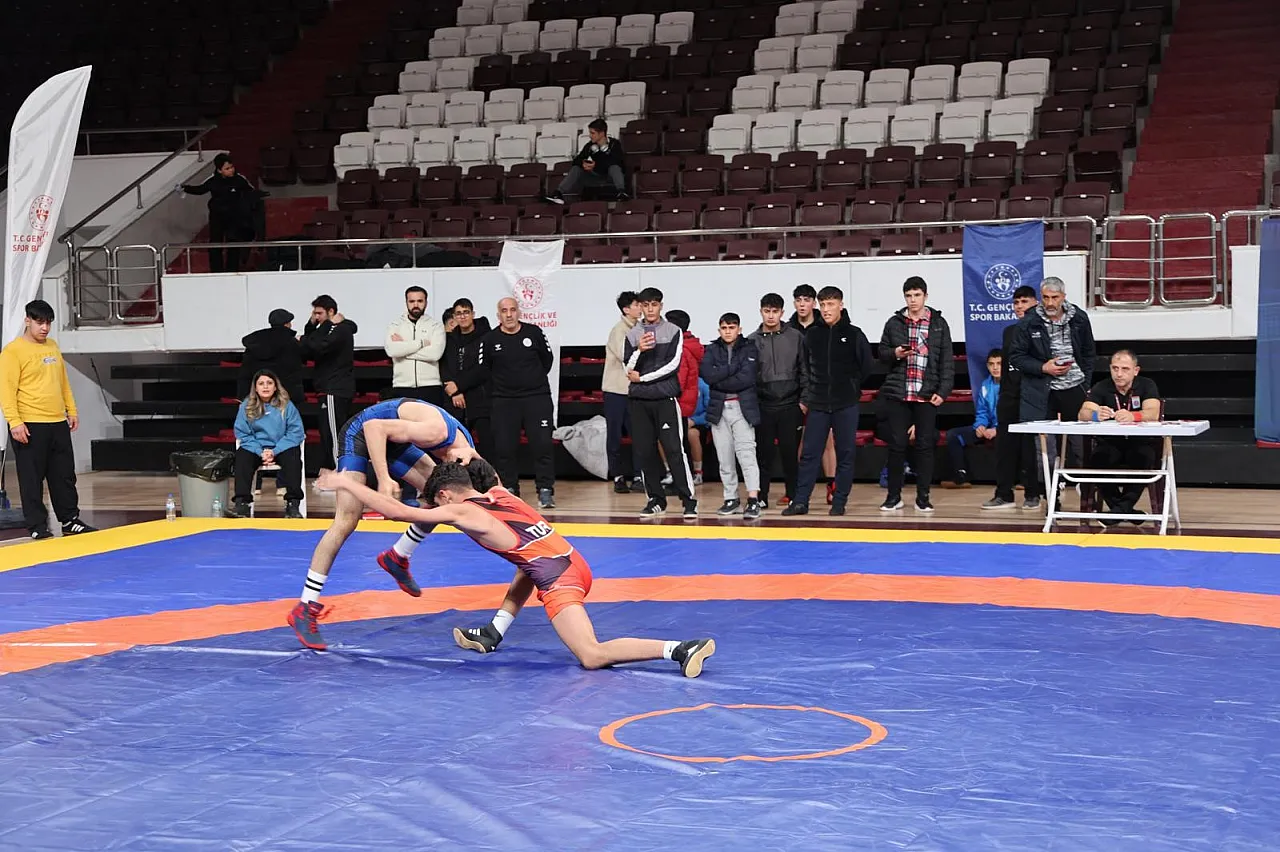 Gençler Güreş Müsabakaları Elazığ'da sürüyor