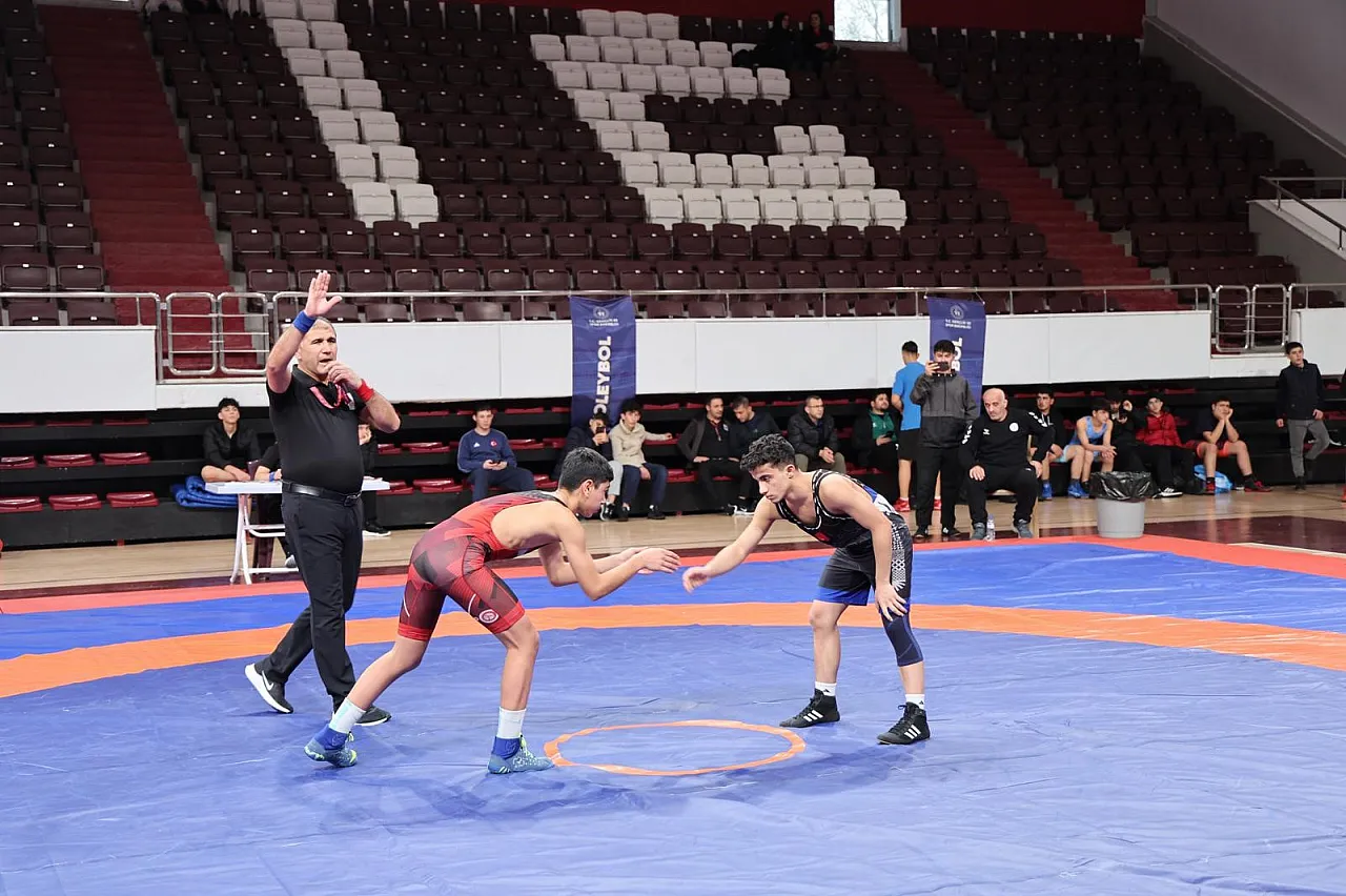 Gençler Güreş Müsabakaları Elazığ'da sürüyor