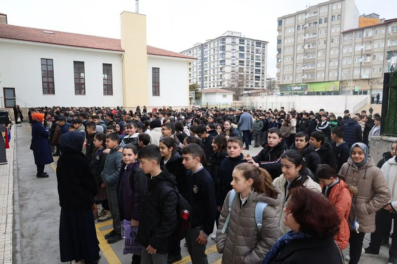 Elazığ okullarında 6 Şubat hüznü: Öğrenciler deprem şehitleri için tek yürek oldu
