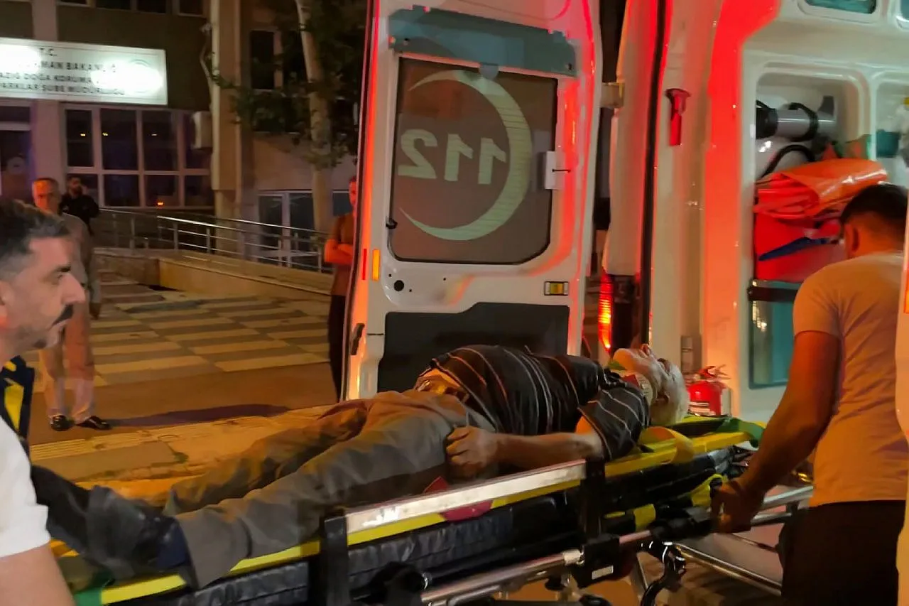 Minibüsün otomobile çarpması sonucu 3 kişi yaralandı