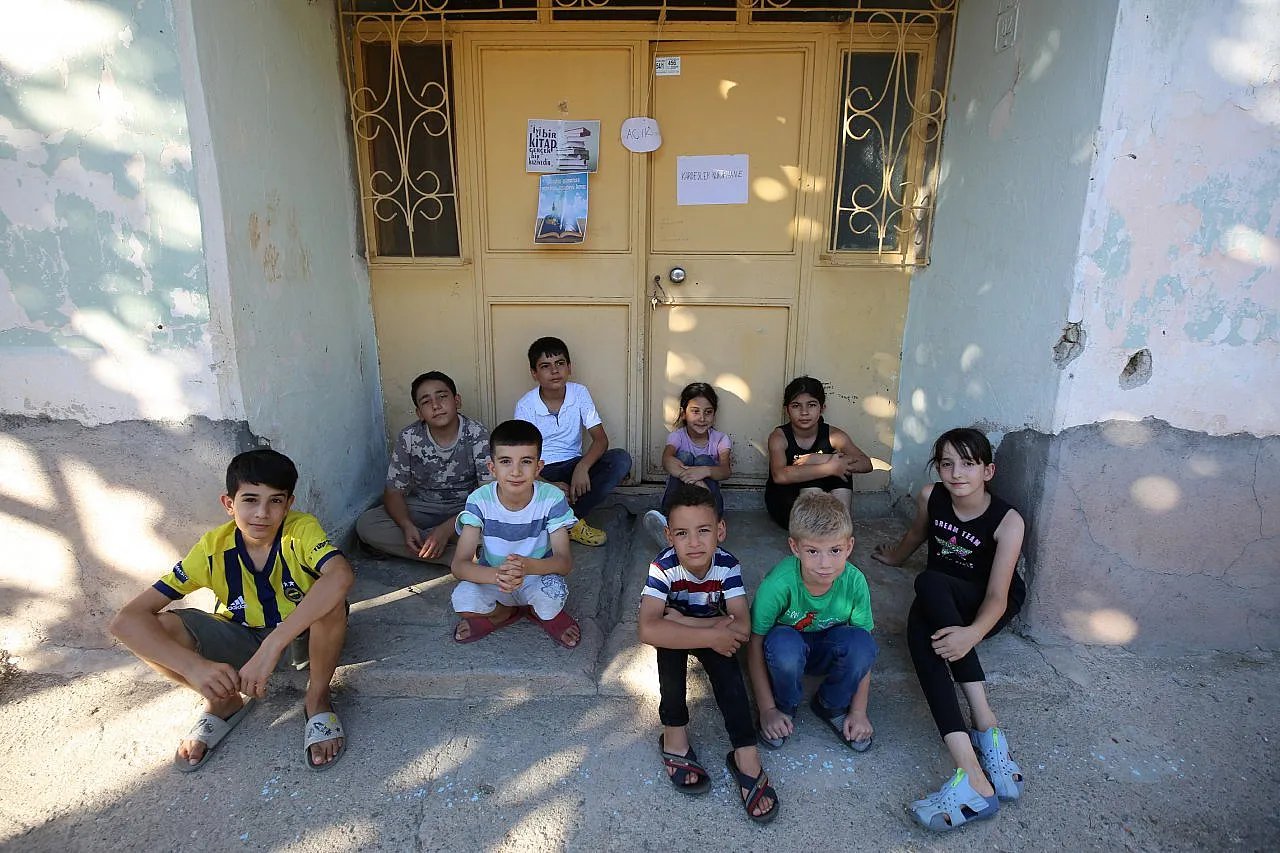 Keban'lı Saniye nineden örnek davranış! Evindeki odayı çocuklara eğitim yuvası yaptı