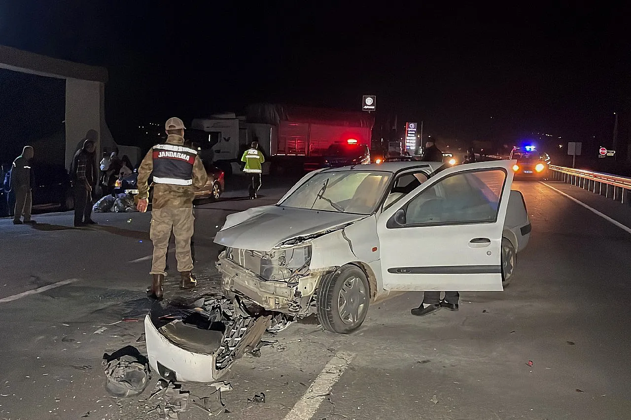 Kamyona arkadan çarpan otomobildeki 3 kişi yaralandı