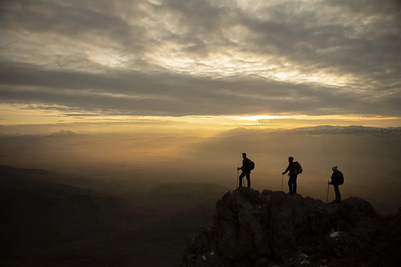 Tunceli'nin 3 bin rakımlı zirveleri, çevre illerden dağcıları ağırlamaya başladı