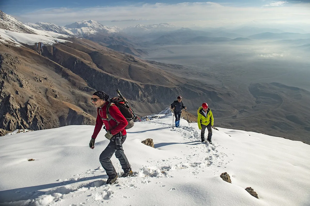 Tunceli'nin 3 bin rakımlı zirveleri, çevre illerden dağcıları ağırlamaya başladı