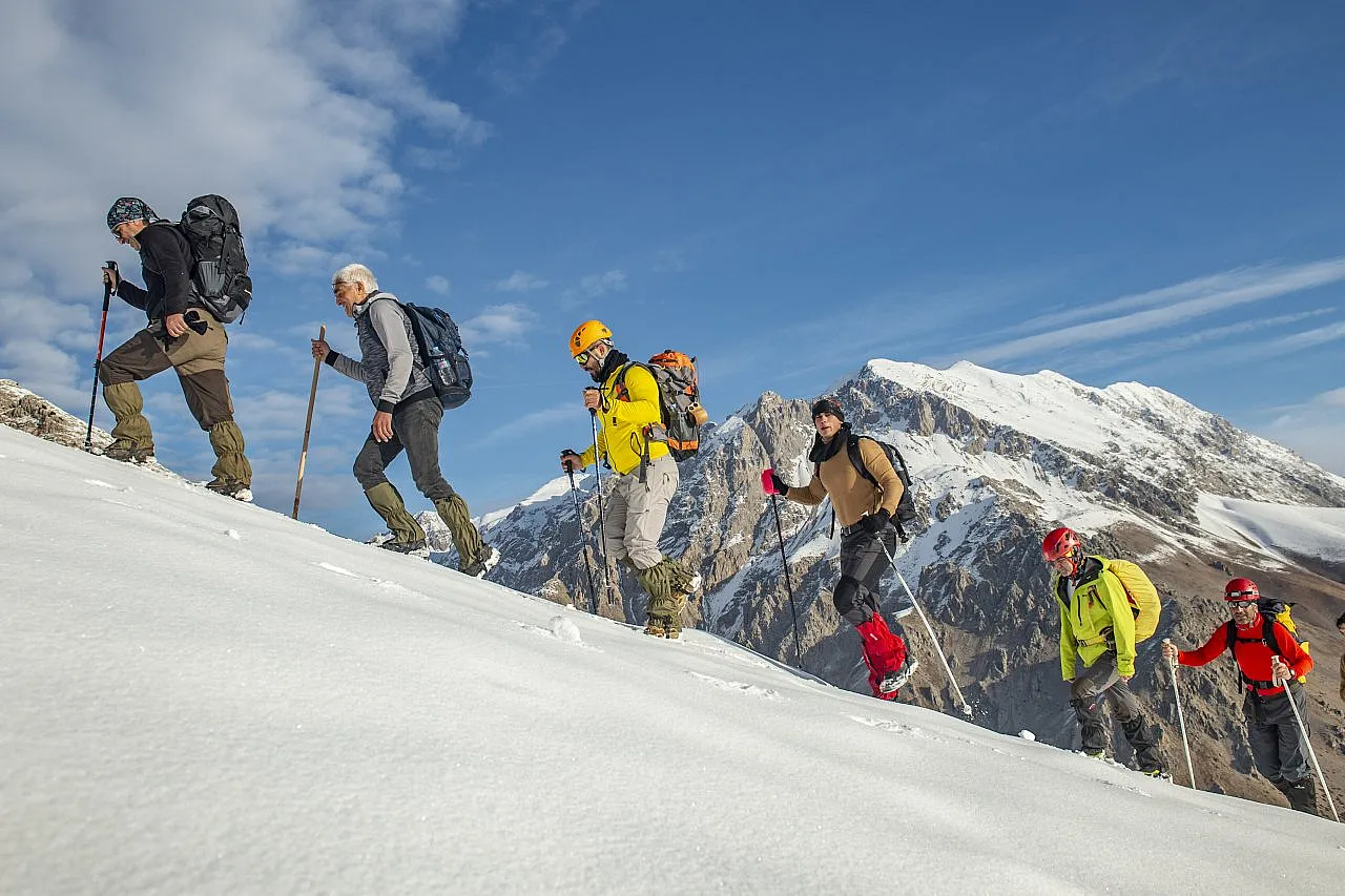 Tunceli'nin 3 bin rakımlı zirveleri, çevre illerden dağcıları ağırlamaya başladı