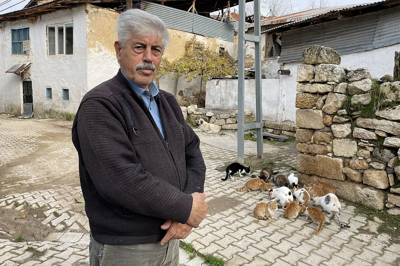 Kedilere torunları gibi bakan Muhtar Özdem yürekleri ısıttı!