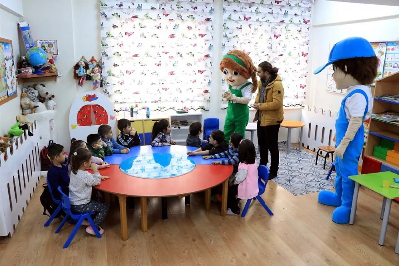 Çevreci maskotlar 'İklim' ve 'Yağmur'dan öğrencilere anlamlı bilgilendirme