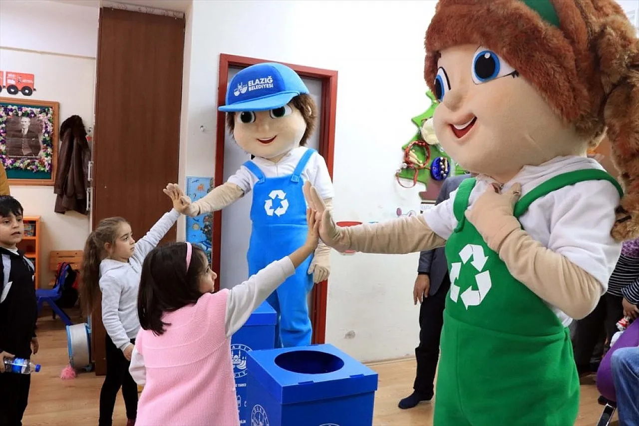 Çevreci maskotlar 'İklim' ve 'Yağmur'dan öğrencilere anlamlı bilgilendirme