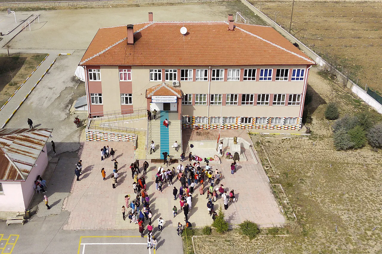 Gönüllü berber ve kuaförler Baskil'deki depremzedeleri unutmadı