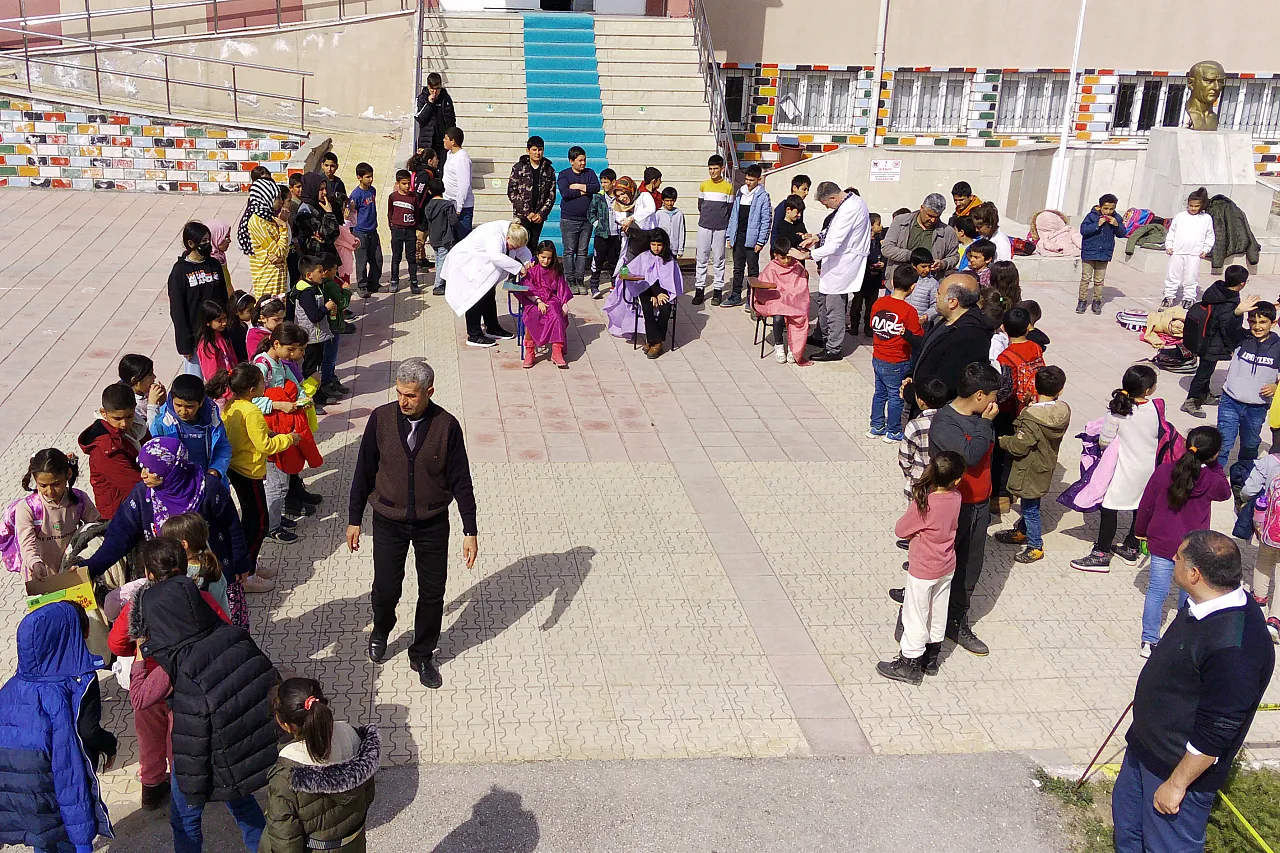 Gönüllü berber ve kuaförler Baskil'deki depremzedeleri unutmadı