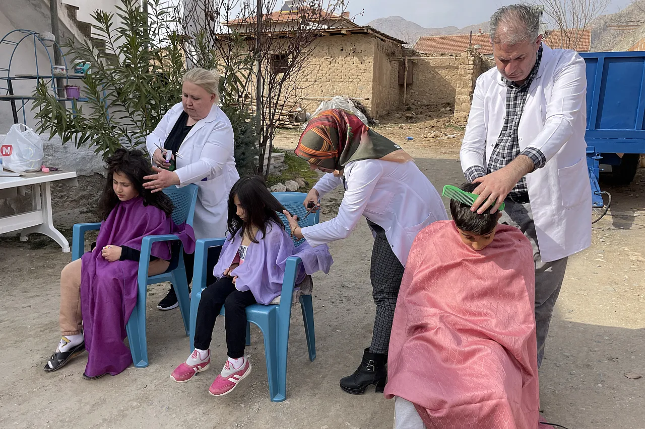 Gönüllü berber ve kuaförler Baskil'deki depremzedeleri unutmadı