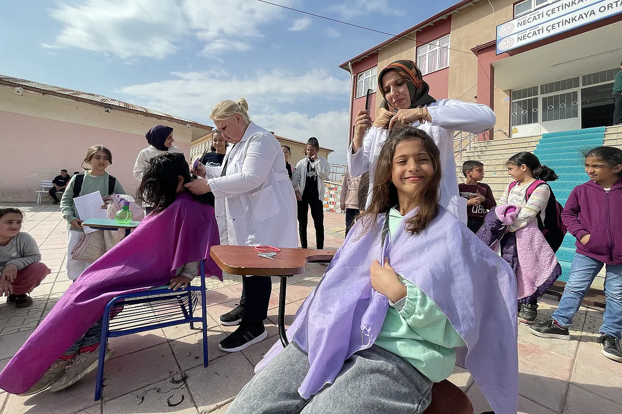 Gönüllü berber ve kuaförler Baskil'deki depremzedeleri unutmadı