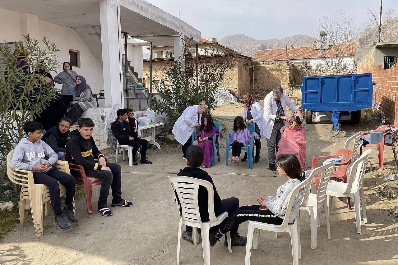 Gönüllü berber ve kuaförler Baskil'deki depremzedeleri unutmadı