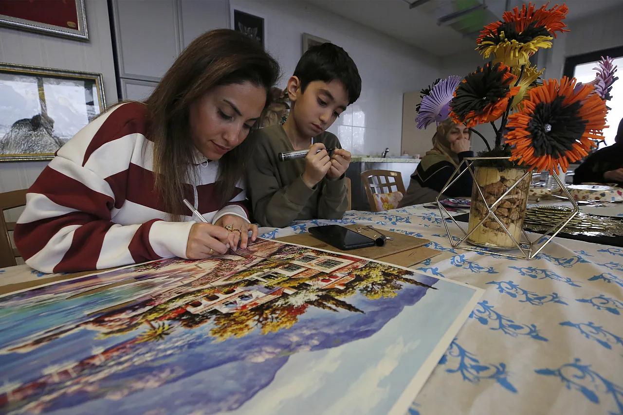Anne ve çocukları açılan kursta dekoratif ürünler yapıyor