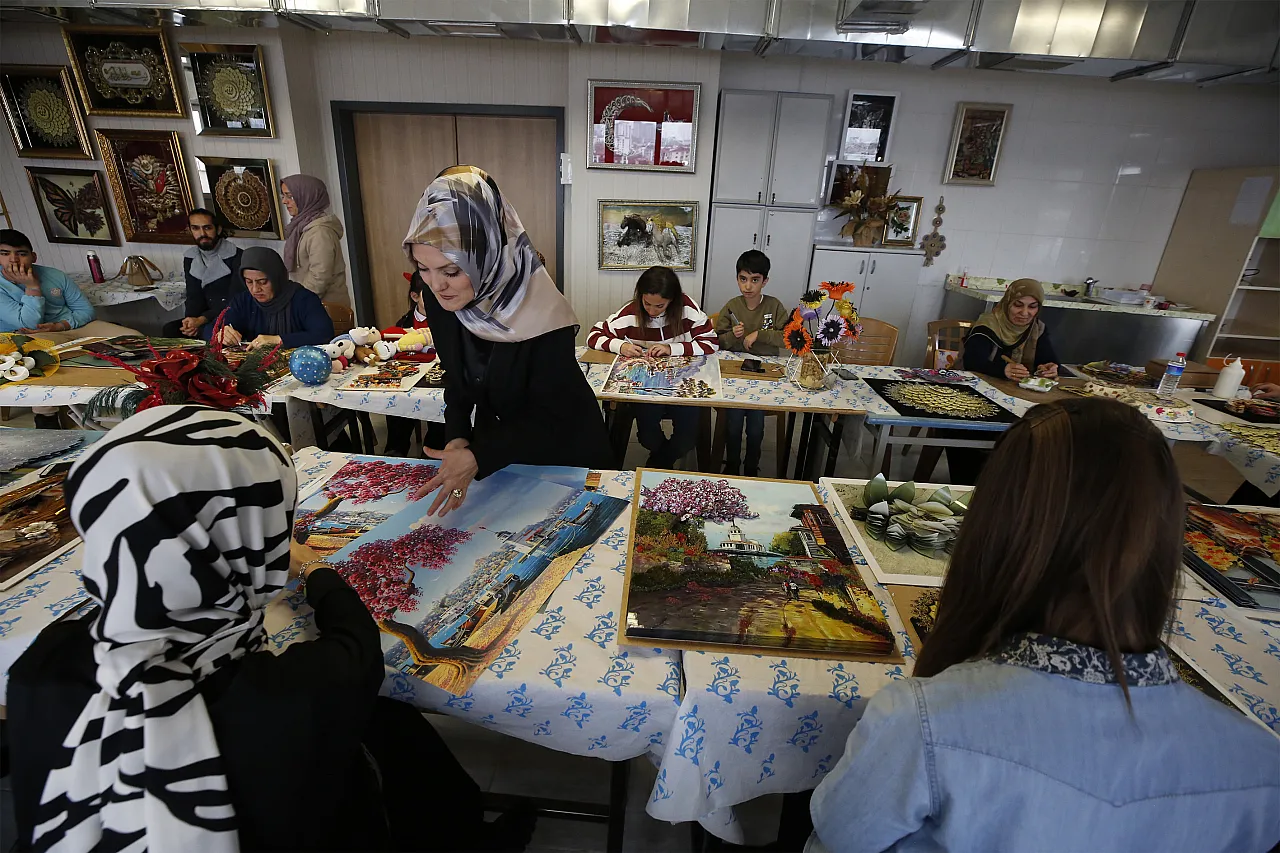 Anne ve çocukları açılan kursta dekoratif ürünler yapıyor