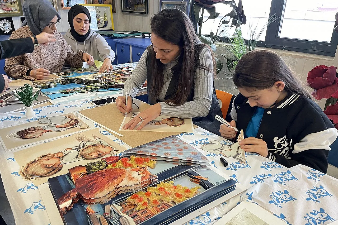 Anne ve çocukları açılan kursta dekoratif ürünler yapıyor