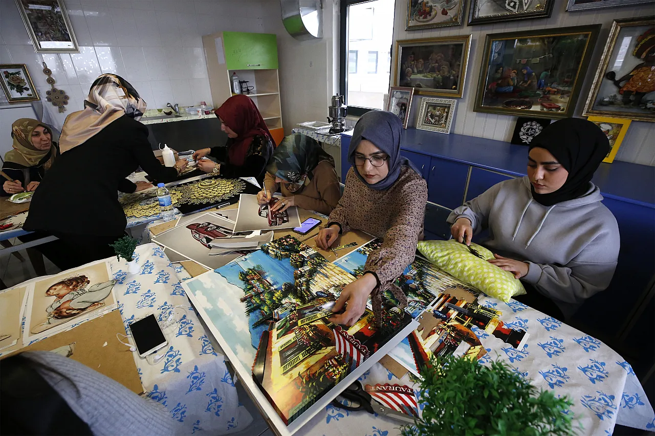 Anne ve çocukları açılan kursta dekoratif ürünler yapıyor