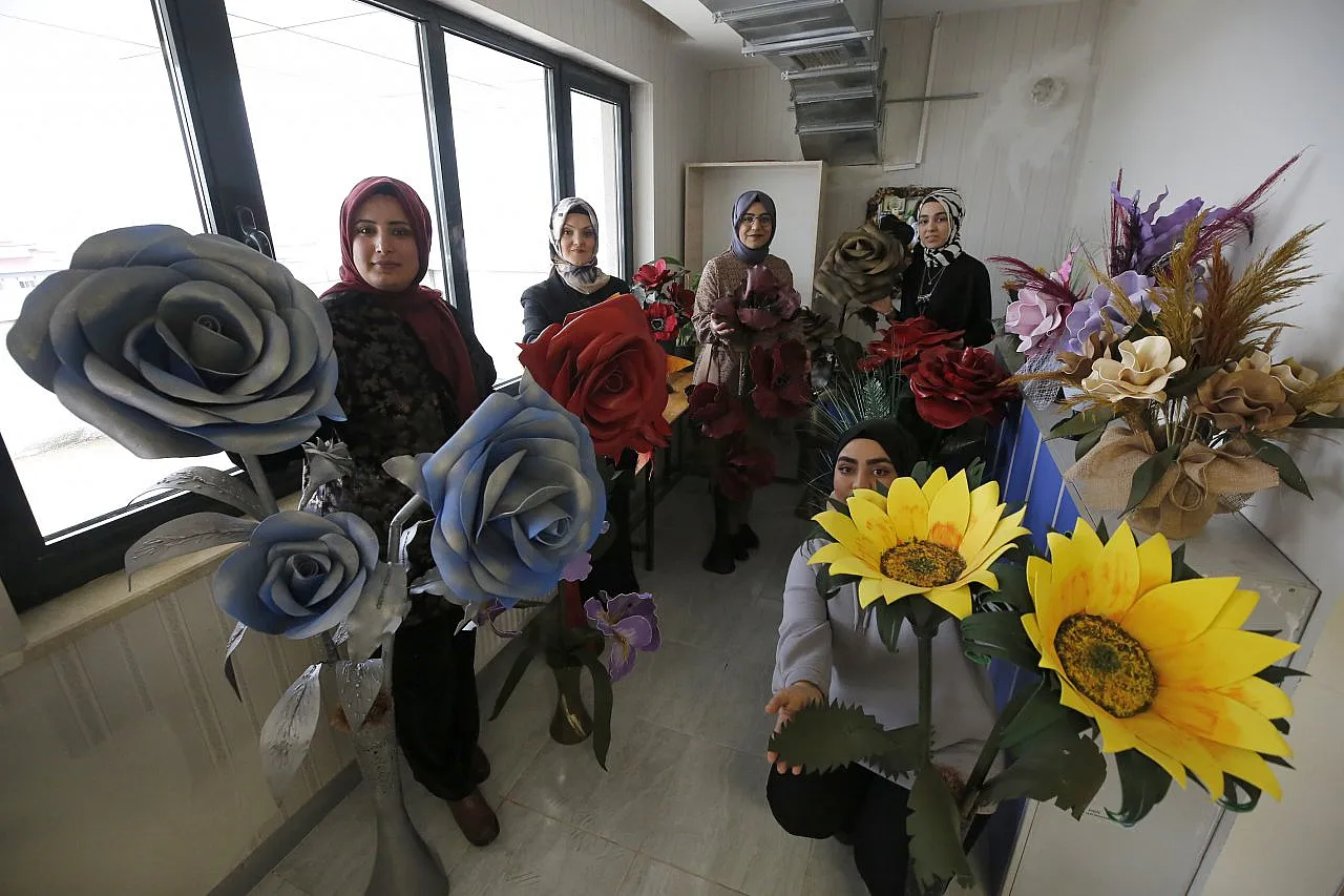 Anne ve çocukları açılan kursta dekoratif ürünler yapıyor