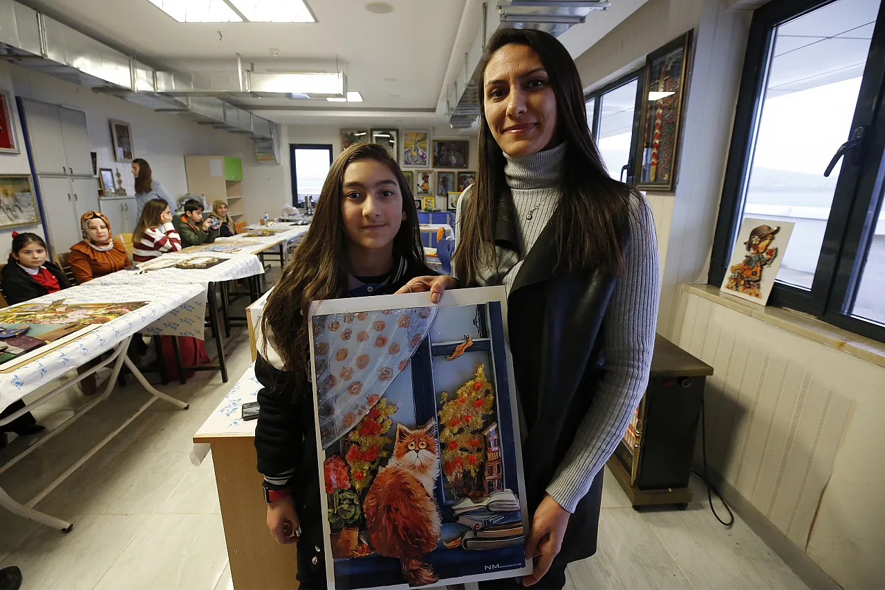 Anne ve çocukları açılan kursta dekoratif ürünler yapıyor