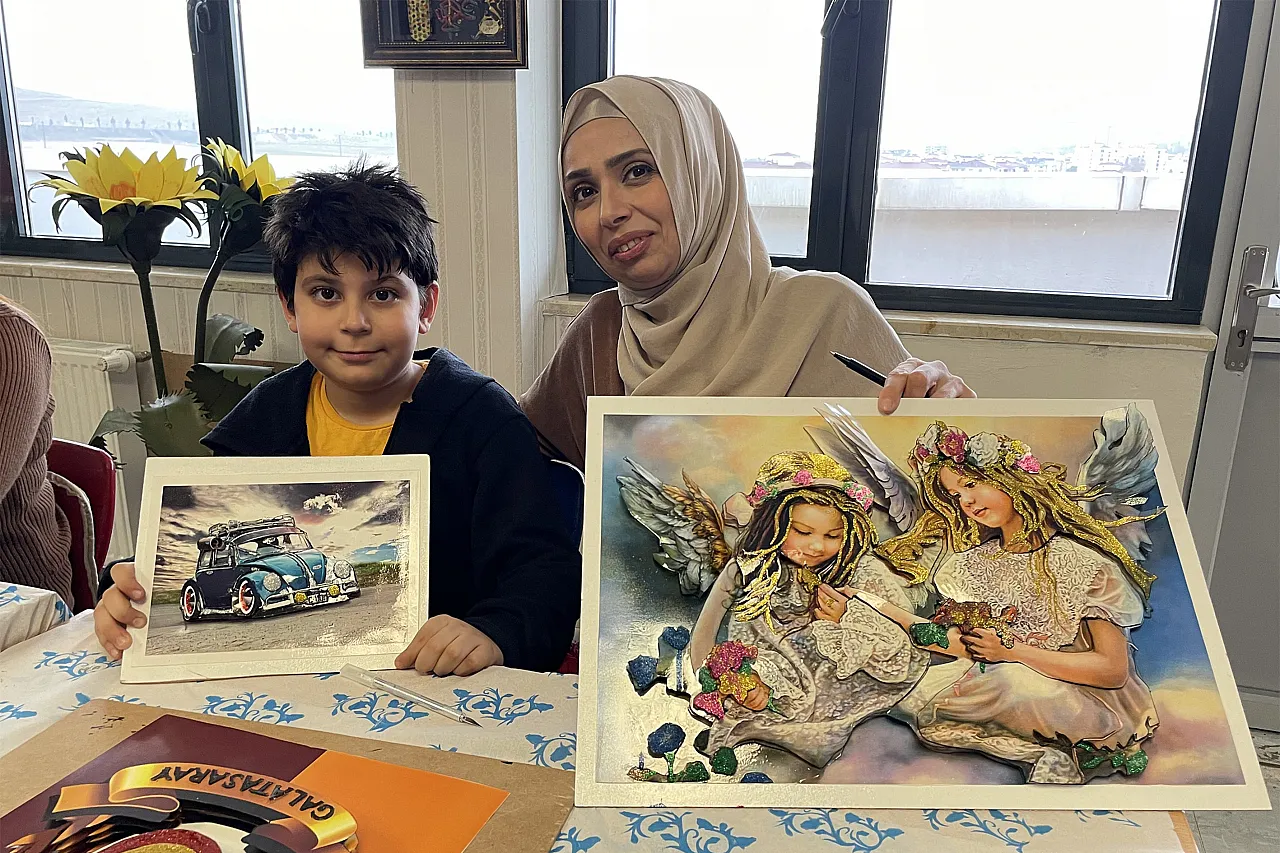 Anne ve çocukları açılan kursta dekoratif ürünler yapıyor