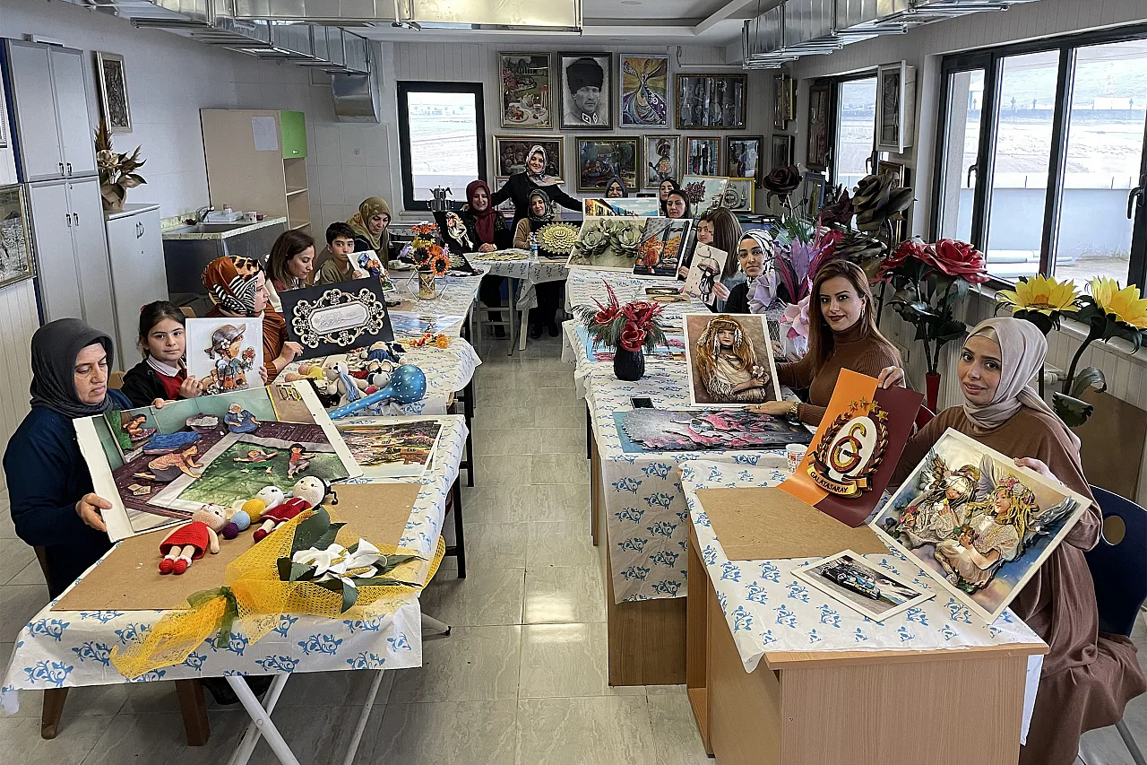 Anne ve çocukları açılan kursta dekoratif ürünler yapıyor