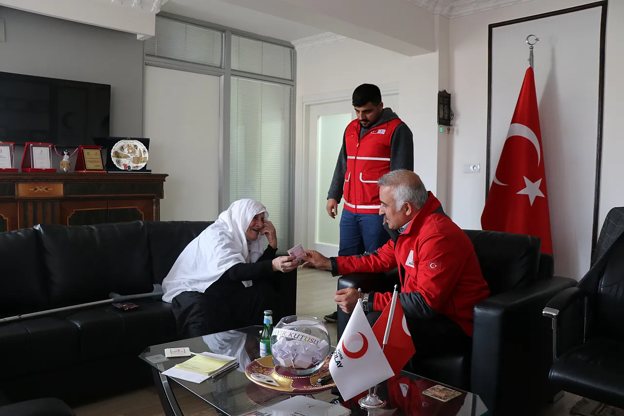 Elazığlı Nazire nineden duygulandıran yardım!