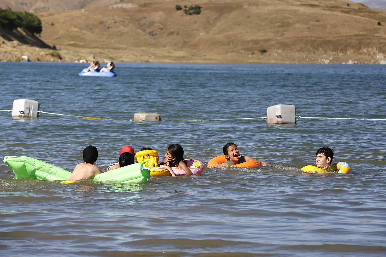 Hazar Gölü, bayramda tatilcilerin doğudaki tercihi