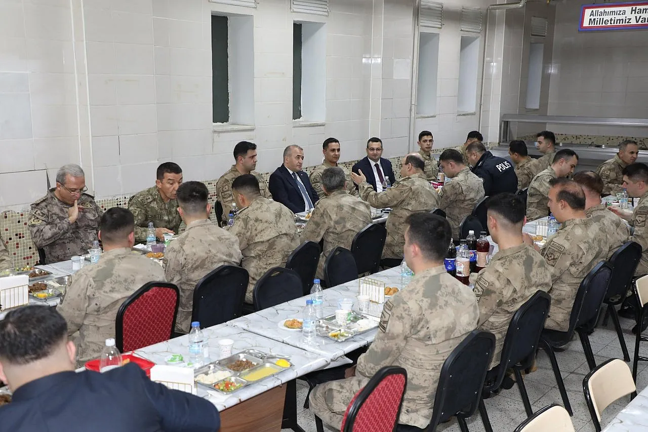 Vali Hatipoğlu'ndan Karakoçan'da Çifte Ziyaret: Askerlere İftar, Kaplıca Tesislerinde İnceleme!