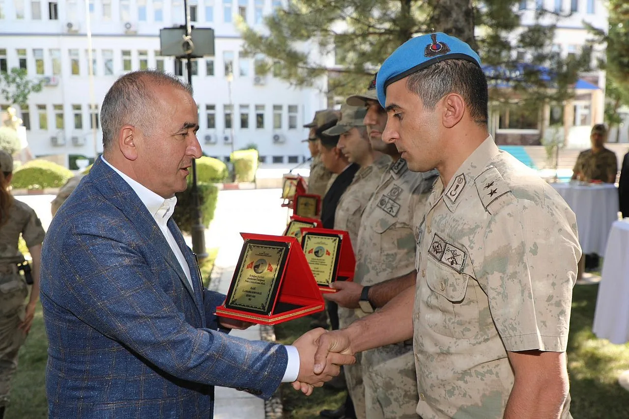 Vali Hatipoğlu'ndan Tayini Çıkan Jandarmalara Plaketli Veda, Köy Halkına Yakın İlgi!