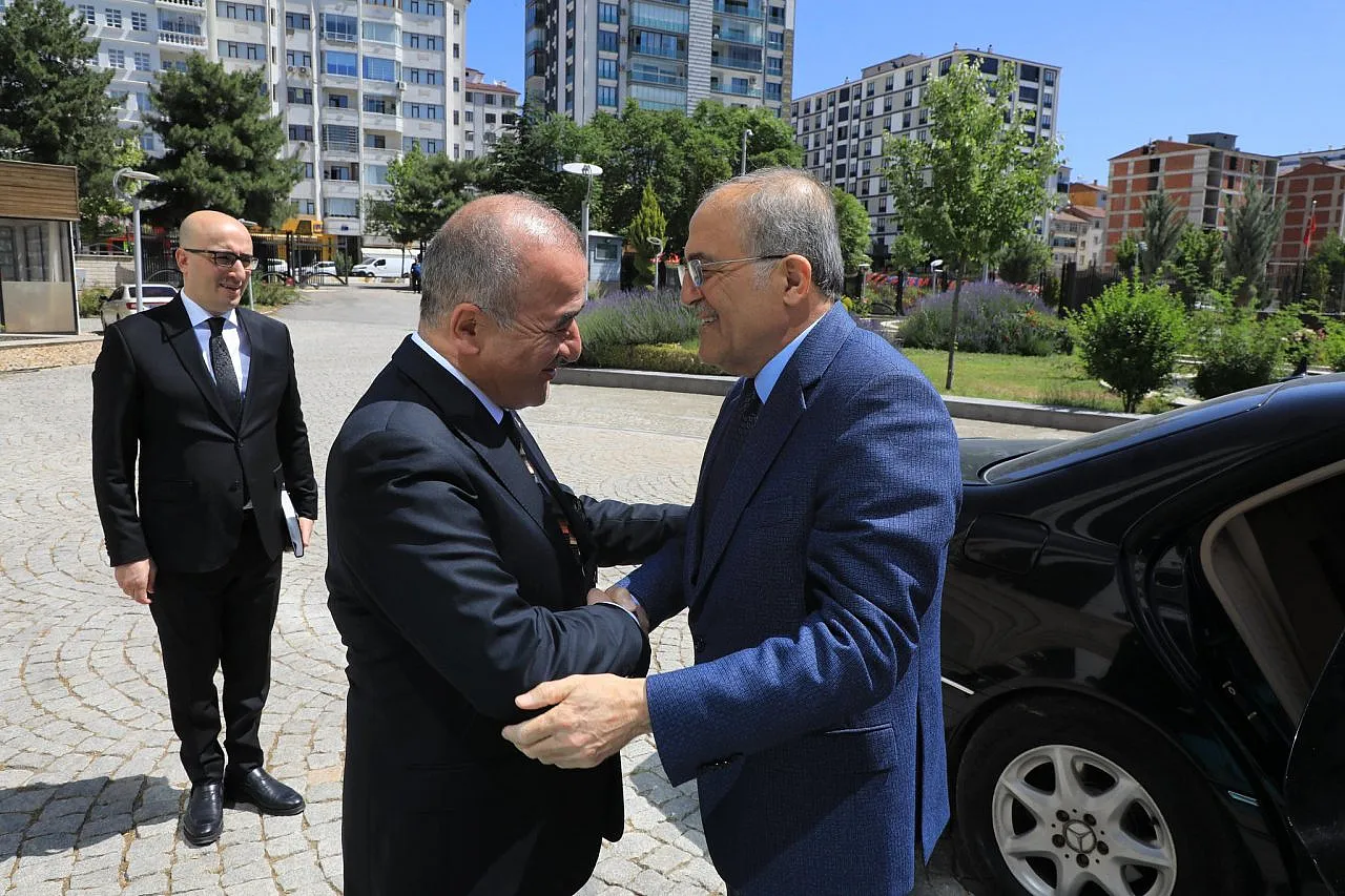 Elazığ'da Savunma Sanayi Hamlesi! Bakan Yardımcısı ve Vali Temel Atma Töreni Öncesi Bir Araya Geldi!