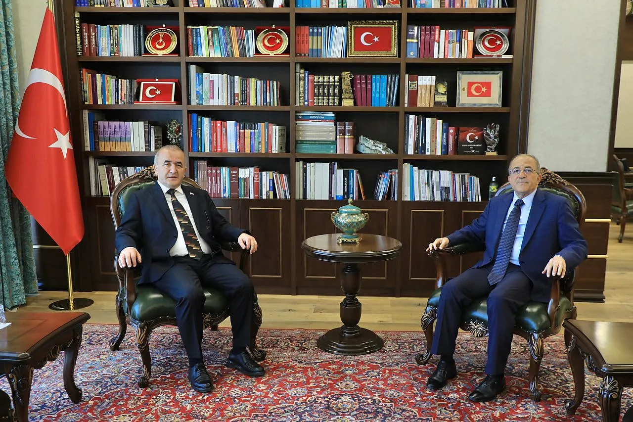 Elazığ'da Savunma Sanayi Hamlesi! Bakan Yardımcısı ve Vali Temel Atma Töreni Öncesi Bir Araya Geldi!