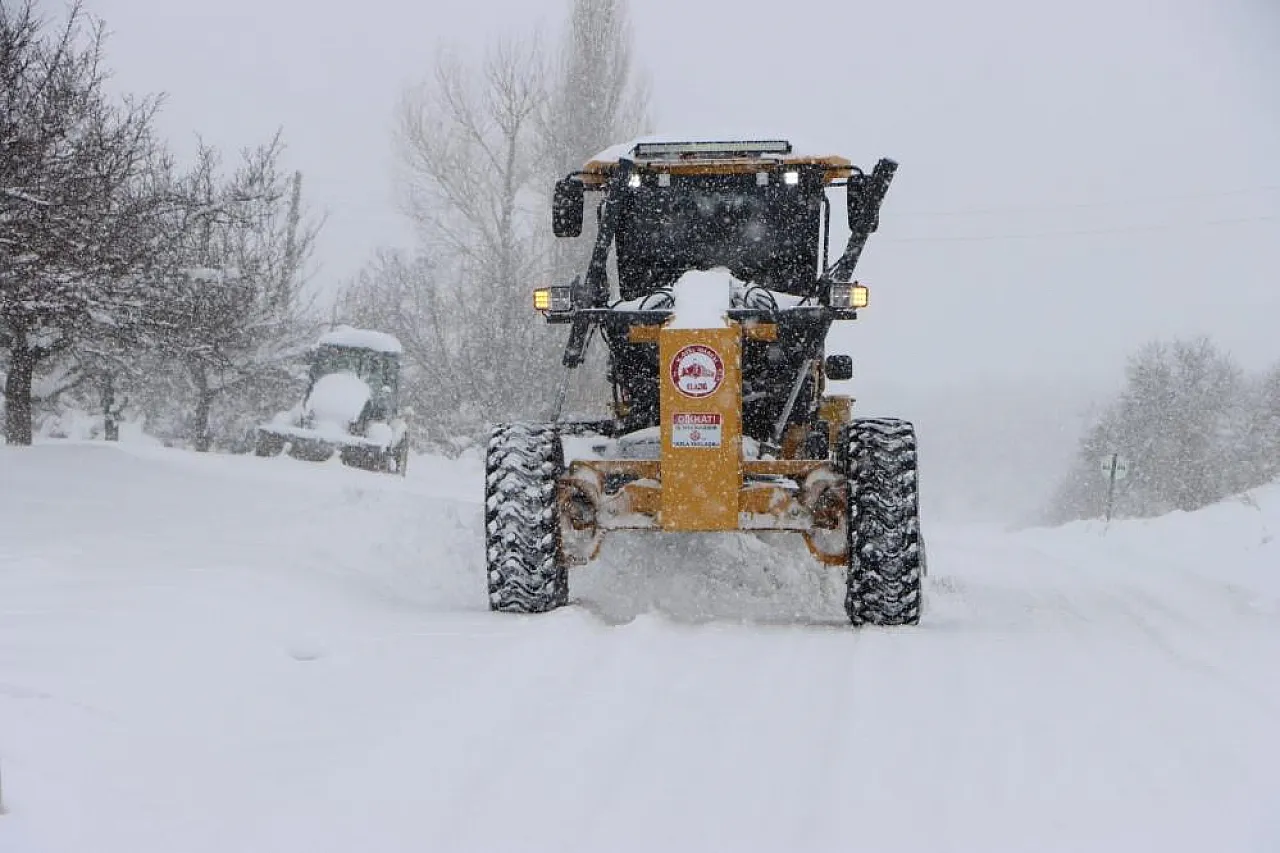 Elazığ'da beyaz seferberlik: 149 köy yolu açıldı, 384 noktada mesai sürüyor