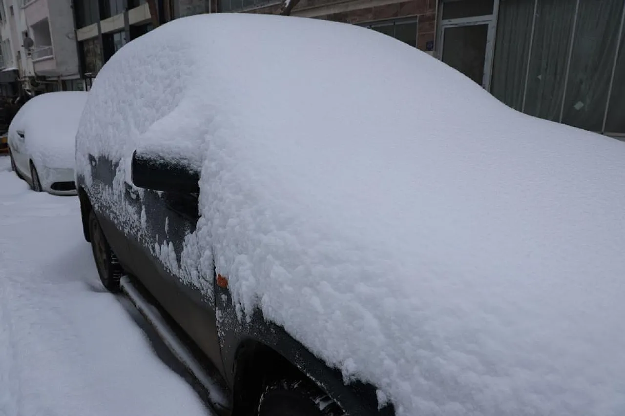 Dünden beri dinmiyor: Elazığ'da kış sert yüzünü gösterdi, metreyle kar ölçtüler