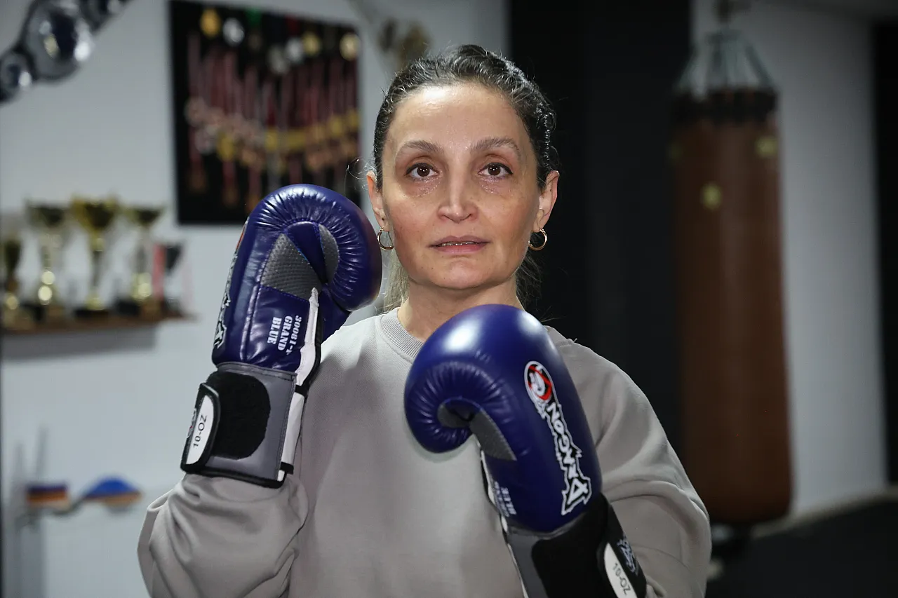 47 yaşındaki hemşire anne çocuklarıyla birlikte eldiven giyip ringe çıktı