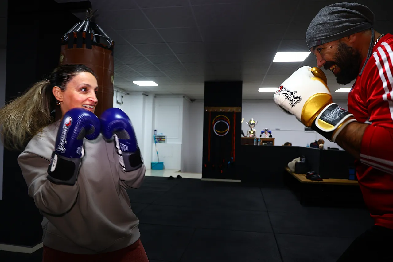 47 yaşındaki hemşire anne çocuklarıyla birlikte eldiven giyip ringe çıktı