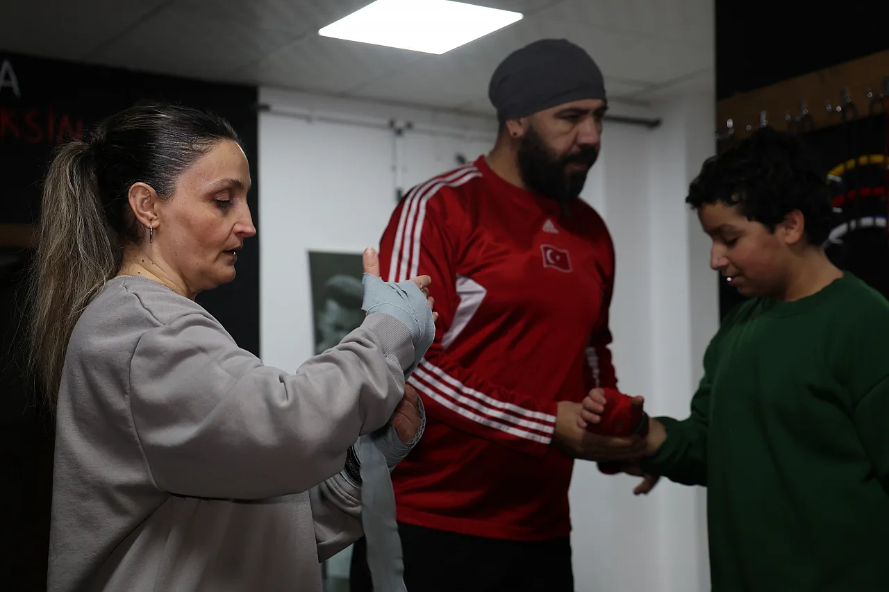 47 yaşındaki hemşire anne çocuklarıyla birlikte eldiven giyip ringe çıktı