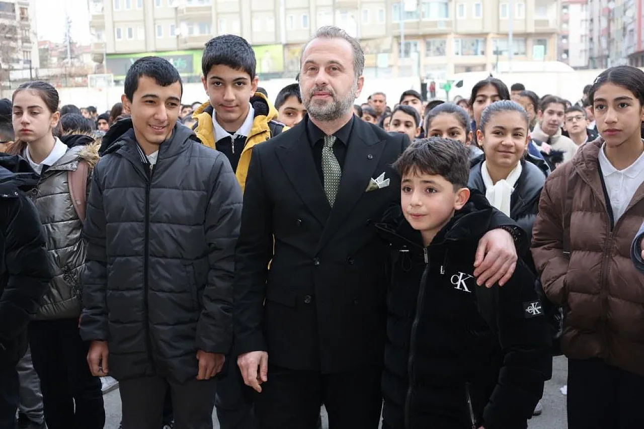 Elazığ okullarında 6 Şubat hüznü: Öğrenciler deprem şehitleri için tek yürek oldu