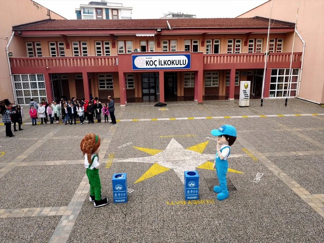 Çevreci maskotlar 'İklim' ve 'Yağmur'dan öğrencilere anlamlı bilgilendirme