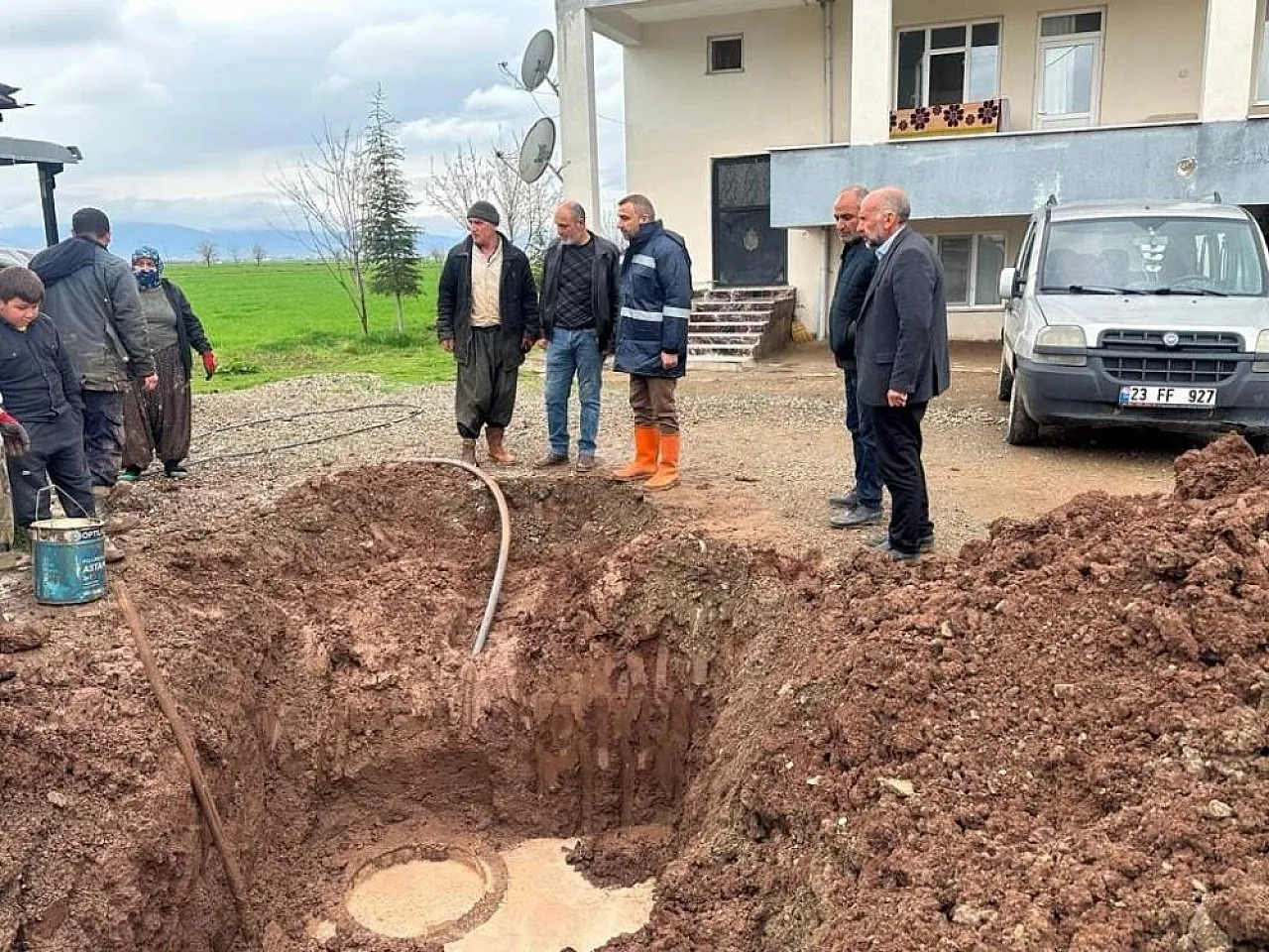 Elazığ'da sağanak yağışın vurduğu beldede hayvanlar telef oldu