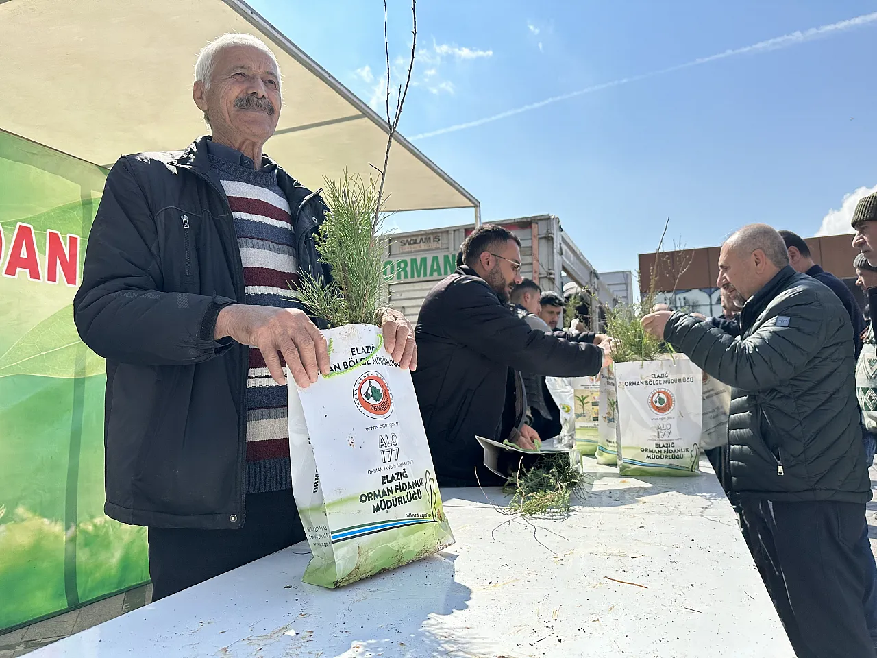 Elazığ'da vatandaşlara 6 bin adet ücretsiz fidan dağıtıldı