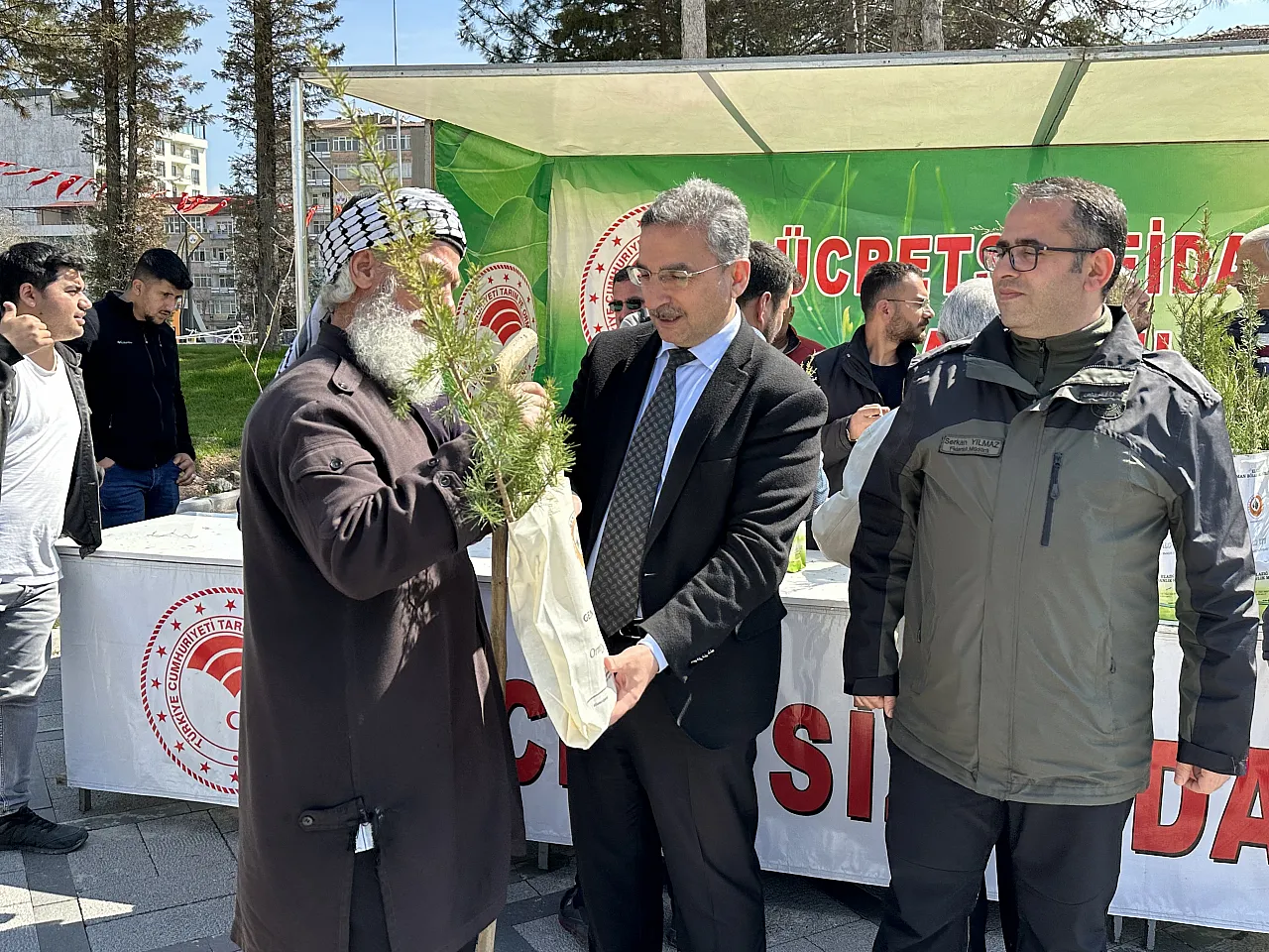 Elazığ'da vatandaşlara 6 bin adet ücretsiz fidan dağıtıldı
