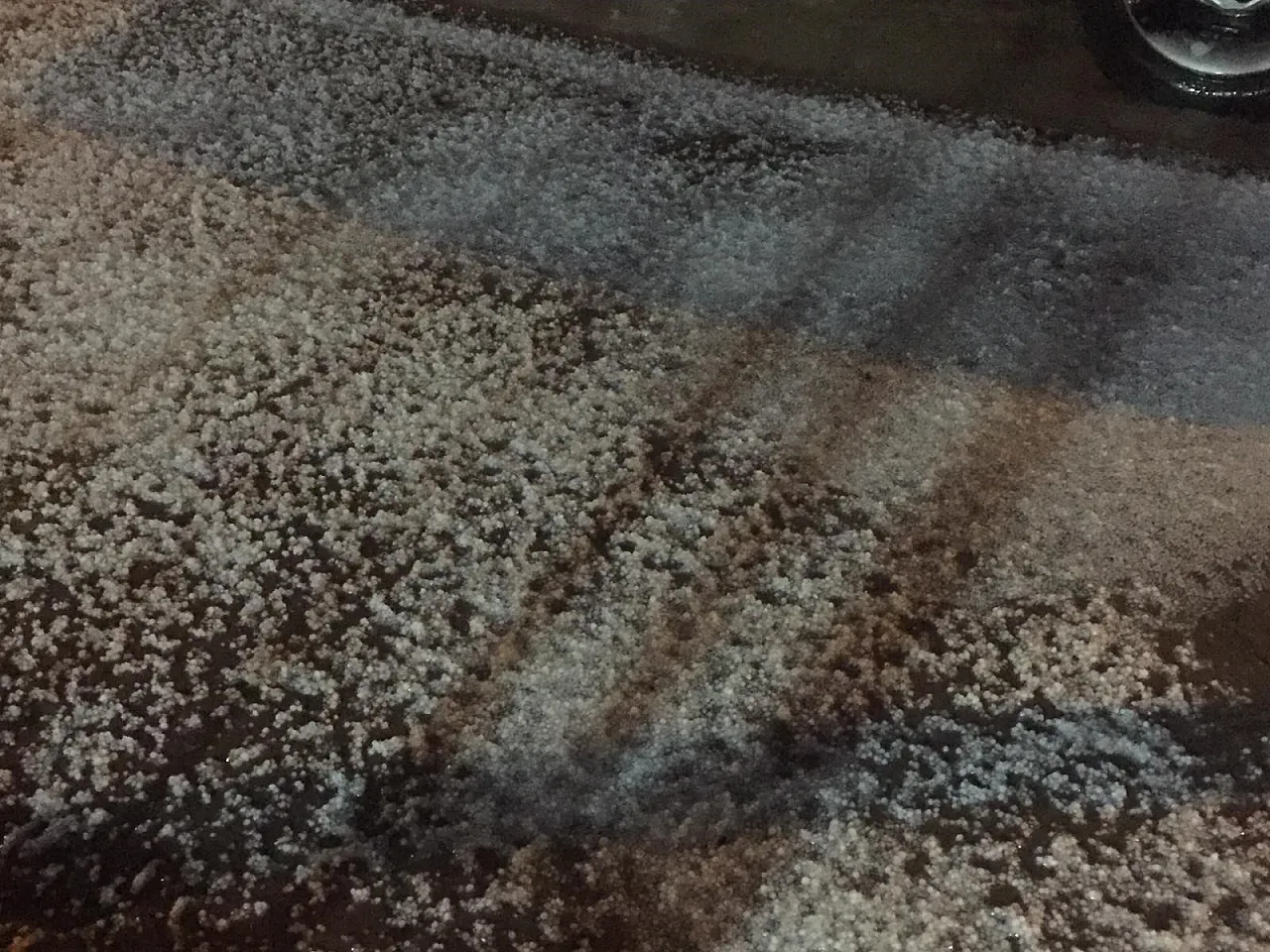 Elazığ'da dolu yağışı etkili oldu, iş yerlerini su bastı