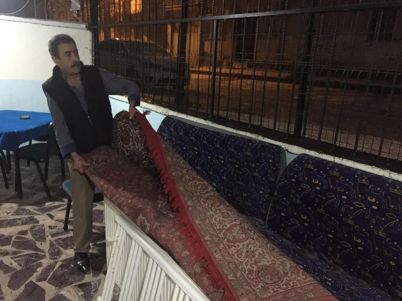 Elazığ'da dolu yağışı etkili oldu, iş yerlerini su bastı