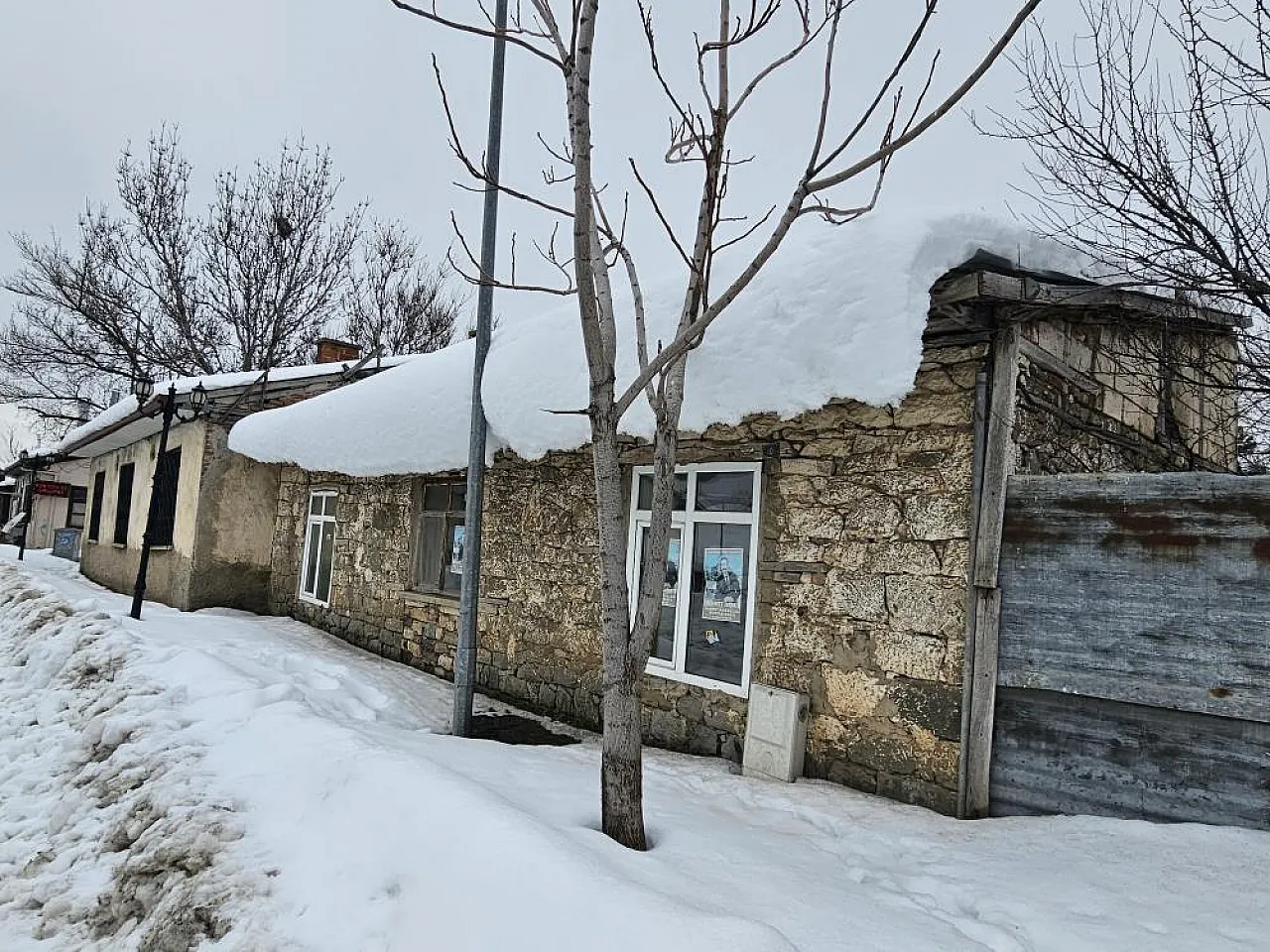 Harput buz kesti: Tarihi mahallede çatılardan metrelerce sarkıtlar oluştu!